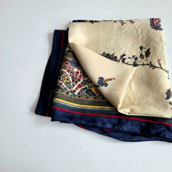 Large silk scarf with floral design. - Picture 9 of 12